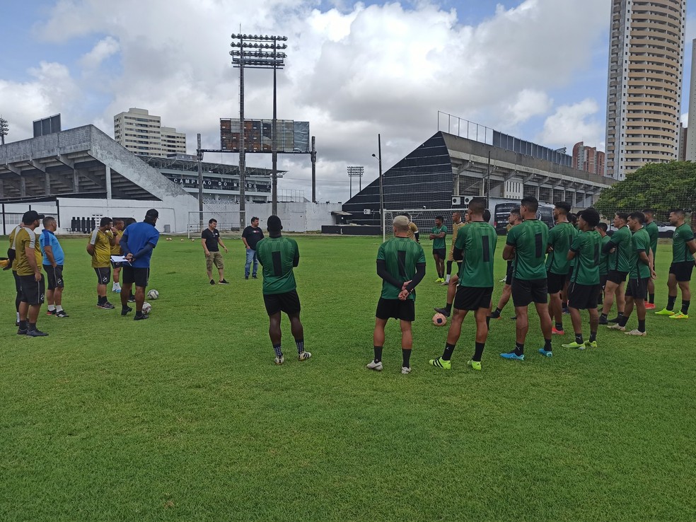 Presidente Bira Marques conversou com os jogadores e a comissão técnica antes do treino — Foto: Divulgação