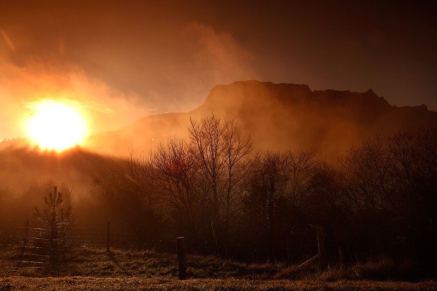 Nascer do Sol em Bugarath, na França (Foto: Patrick Aventurier/Getty Images)