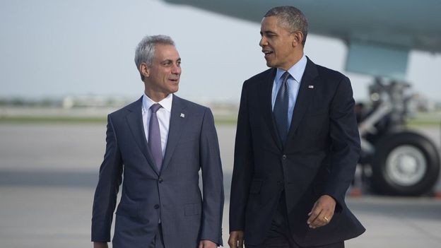 Como Prefeito, Rahm Emanuel tinha uma certa "aura estelar" por causa de sua ligação com o ex-presidente Barack Obama (Foto: SAUL LOEB/GETTY IMAGES, via BBC)