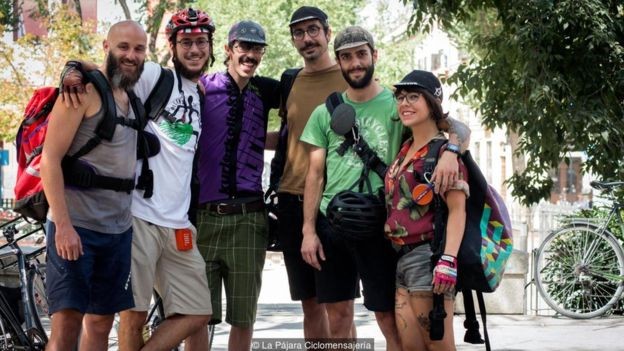 Cristina Robles, de 30 anos, à direita, se juntou recentemente a uma cooperativa de entregas de bicicleta (Foto: LA PÁJARA CICLOMENSAJERÍA/BBC)