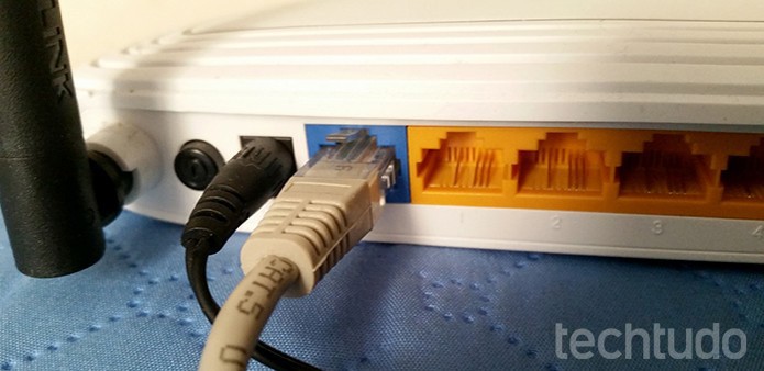 Verifique a conexão dos cabos no roteador (Foto: Barbara Mannara/TechTudo)