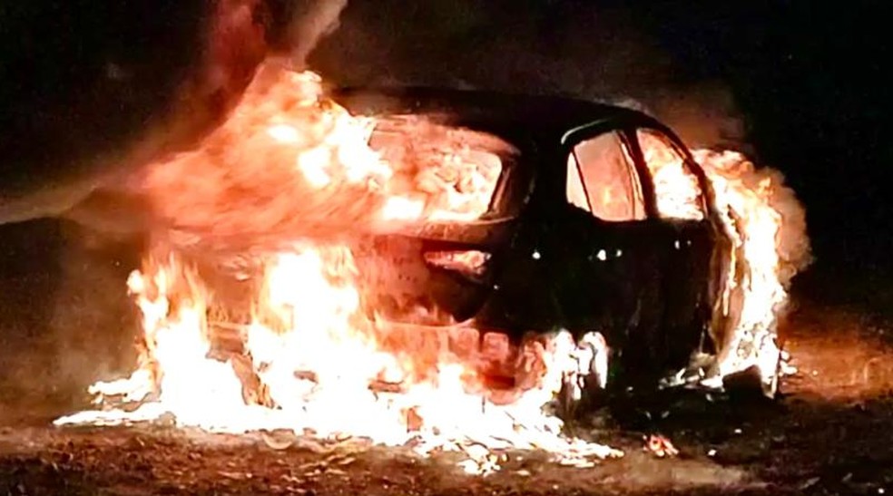 Carro fica destruído após pegar fogo em Porangaba — Foto: O Cubo de Notícias/ Reprodução 