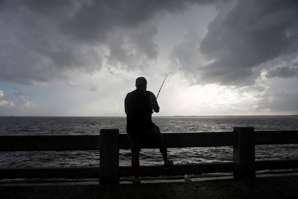 Homem pesca no mar de Tampa, Flórida, enquanto a tempestade Elsa se aproxima da costa oeste da Flórida em 5 de julho de 2021 — Foto: Octavio Jones/Reuters