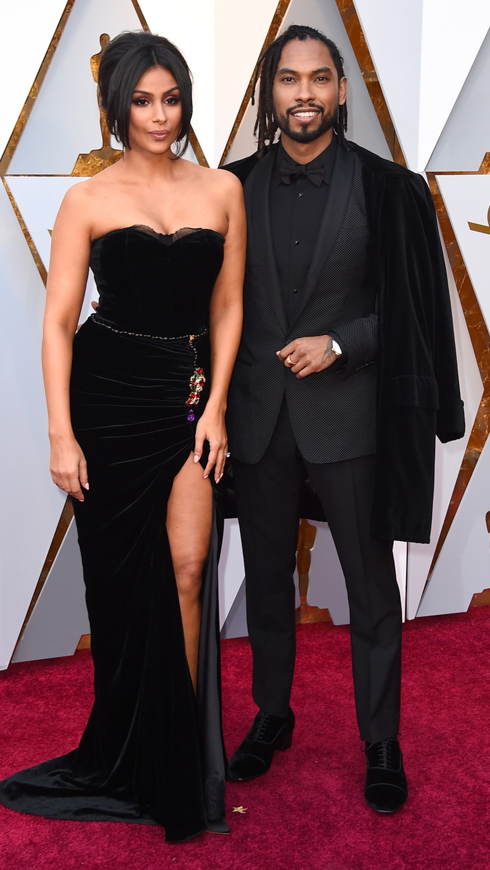 O cantor Miguel, da trilha sonora de 'Viva', e Nazanin Mandi chegam ao Oscar 2018 (Foto: Jordan Strauss/Invision/AP)