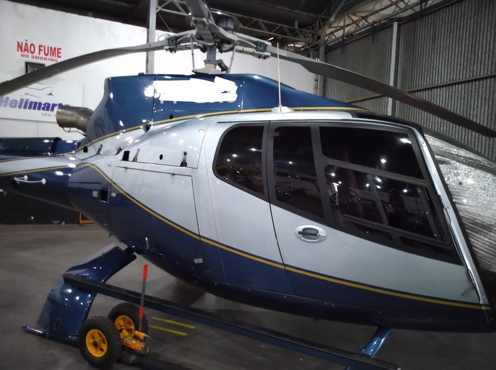 Helicóptero apreendido em operação da PF contra o tráfico de drogas; matrícula da aeronave foi apagada em foto pela PF — Foto: Divulgação/PF
