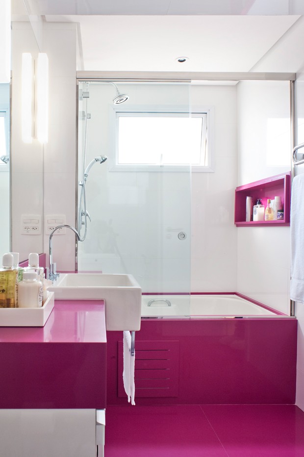 A cor prefererida da moradora é o magenta, por isso, o banheiro não poderia ser de outra cor. Os detalhes em pink - piso, bancada, nicho do boxe e em torno da banheira - são de Silestone Magenta (Foto: Célia Mari Weiss/Divulgação)