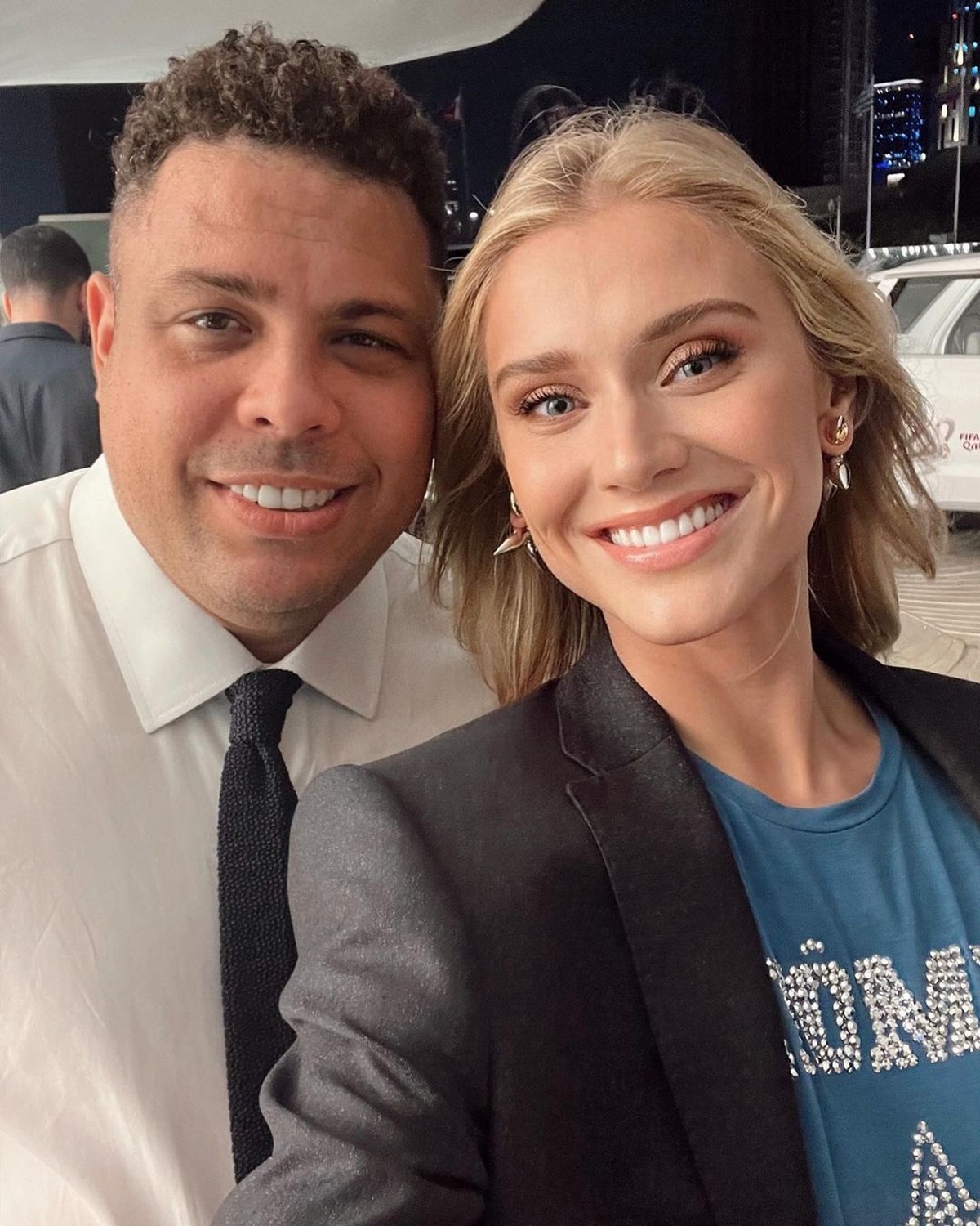 Celina Locks posa sorridente ao lado de Ronaldo no Catar | Celebridades