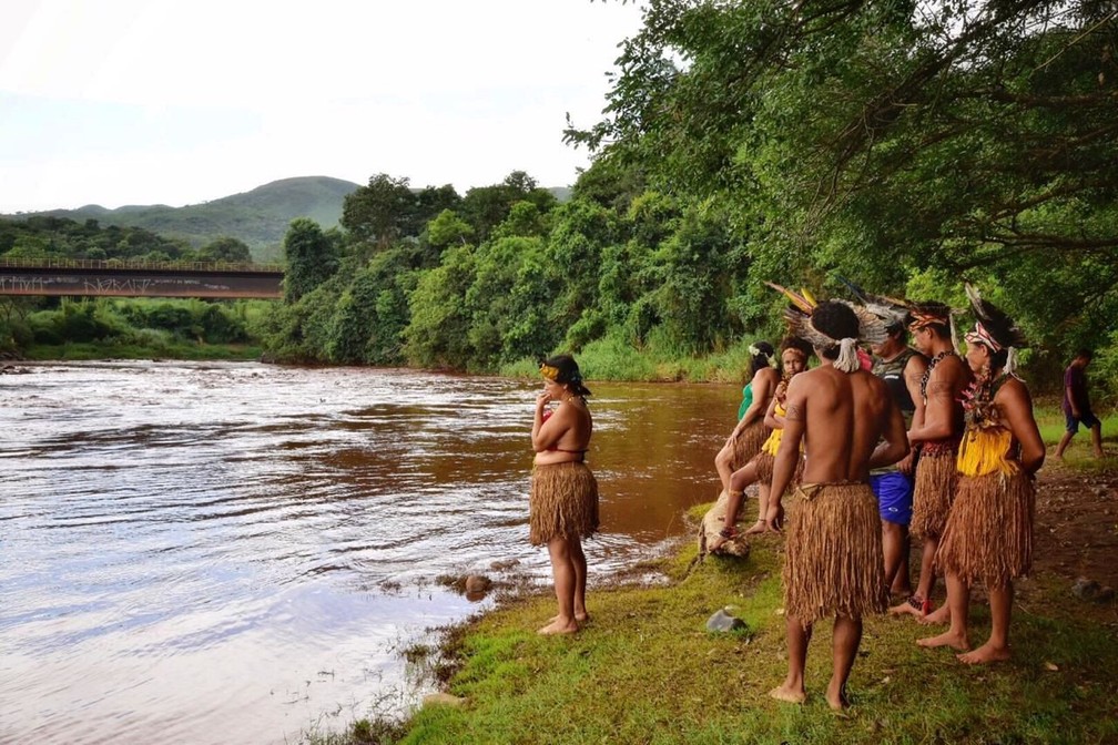 Índios da tribo Pataxo Hã-hã-hãe observam o rio Paraopeba após rompimento de barragem em Brumadinho — Foto: Fernando Moreno/Futura Press/Estadão Conteúdo