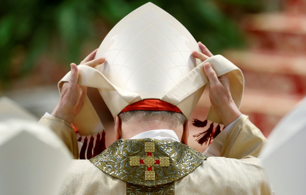 Papa Francisco celebra missa da quinta-feira (18) durante a Semana Santa da Páscoa, na Basílica de São Pedro, no Vaticano. — Foto: Remo Casilli/Reuters