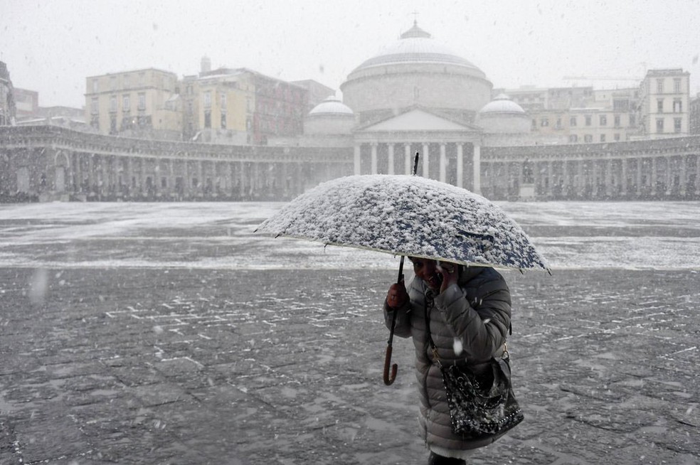Pessoa caminha na neve na Nápoles, na Itália, na terça-feira (27)  (Foto: Cesare Abbate/ANSA via AP)