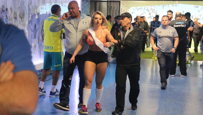 Grêmio é absolvido por invasão de Miss Bumbum SC na Arena