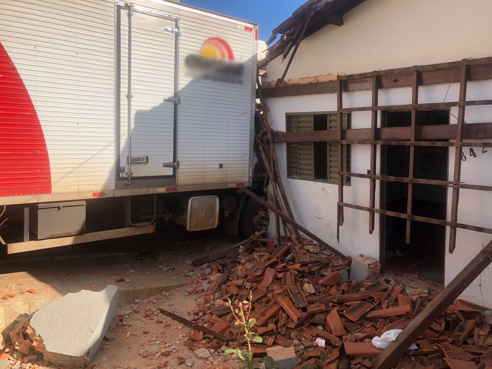 Motorista pula de caminhão sem freio, veículo atinge casa e destrói carro em Patos de Minas; veja vídeo