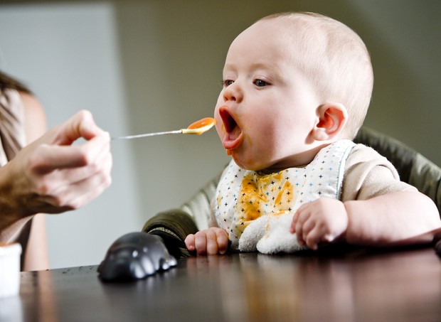 Bebê comendo papinha (Foto: Shutterstock)