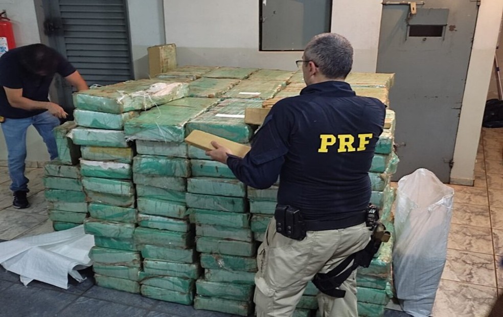 Motorista foi preso transportando uma tonelada de maconha em Rio Preto — Foto: Polícia Rodoviária Federal/Divulgação