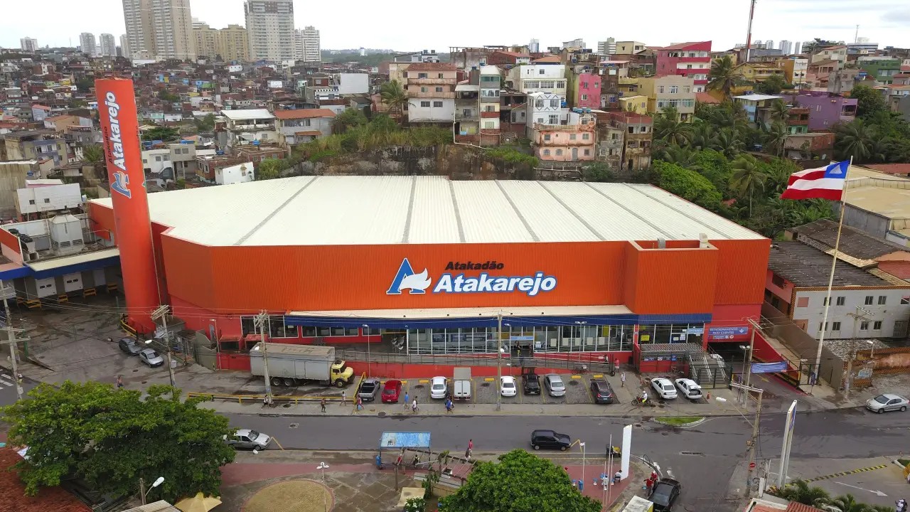 Empresa de investimentos compra rede de supermercados da Bahia; estimativa é de cerca de 20 mil novos empregos diretos 