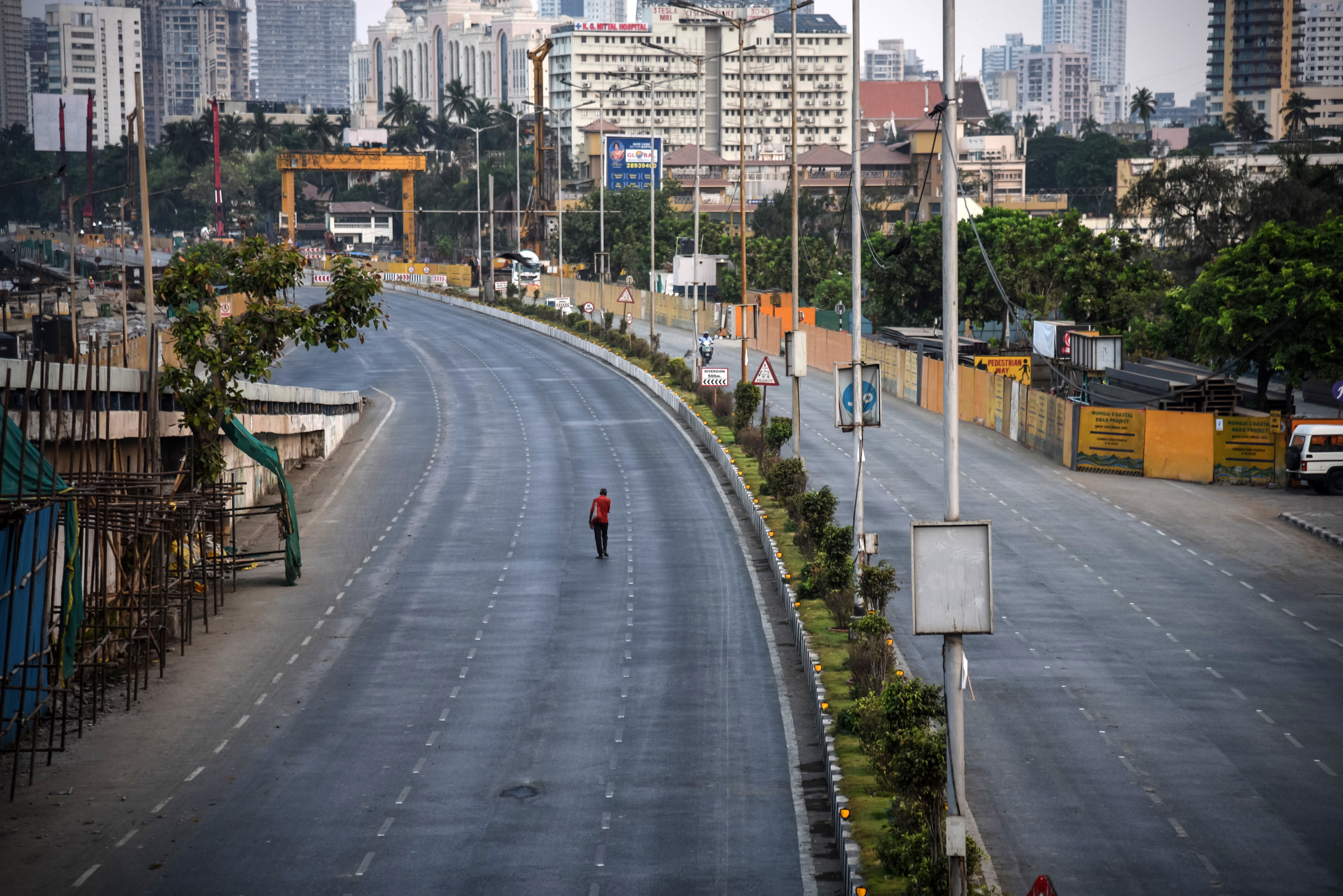 MUMBAI, INDIA - APRIL 29: A pedestrian walks along a near-deserted street during a lockdown imposed to try and contain the spread of Covid-19 on April 29, 2021 in Mumbai, India. With recorded cases crossing 380,000 a day and 3000 deaths in the last 24 hou (Foto: Getty Images)