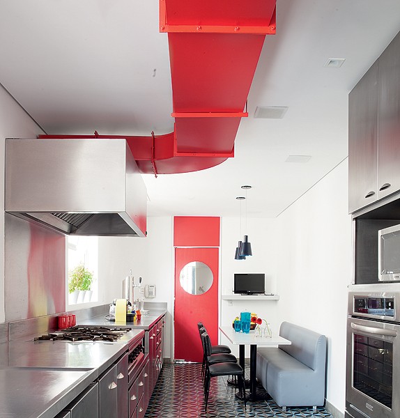 Tubulação e portas vermelhas deixaram a cozinha vibrante. A decoração foi inspirada em uma lanchonete. Projeto do escritório Wolff + Fujinaka Arquitetos (Foto: Mario Mantovanni/Casa e Jardim)