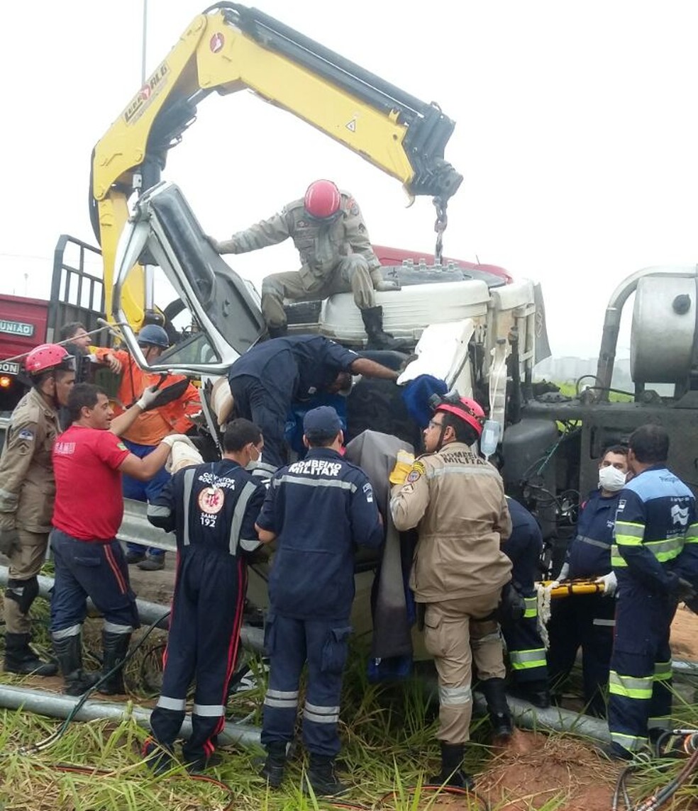 Motorista foi retirado das ferragens por profissionais do Corpo de Bombeiros e recebeu atendimento do Samu (Foto: BPRV/Divulga&ccedil;&atilde;o)