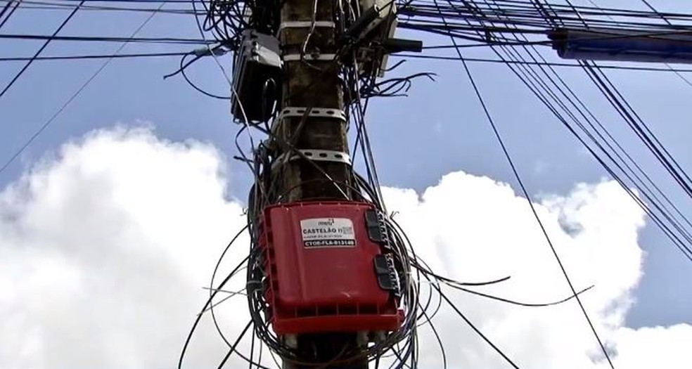 Aumento de taxa para uso de postes foi motivo de reclamação por provedores de internet no Ceará. — Foto: Reprodução/TV Verdes Mares
