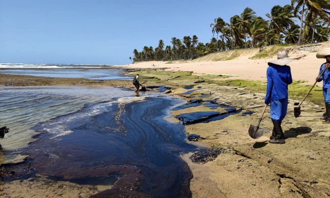 Óleo atinge a Praia do Forte, no litoral da Bahia