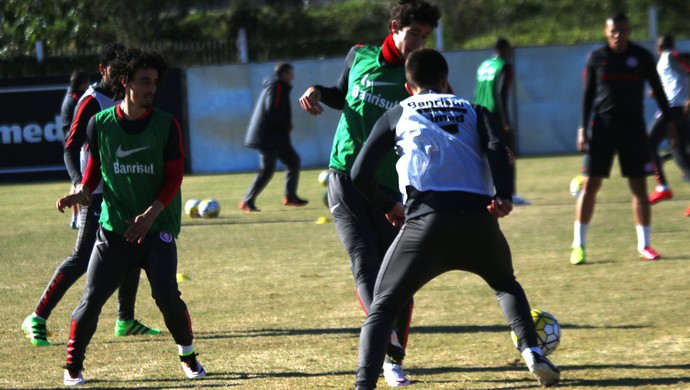 Valdívia e Rodrigo Dourado em treino do Inter  (Foto: Tomás Hammes)