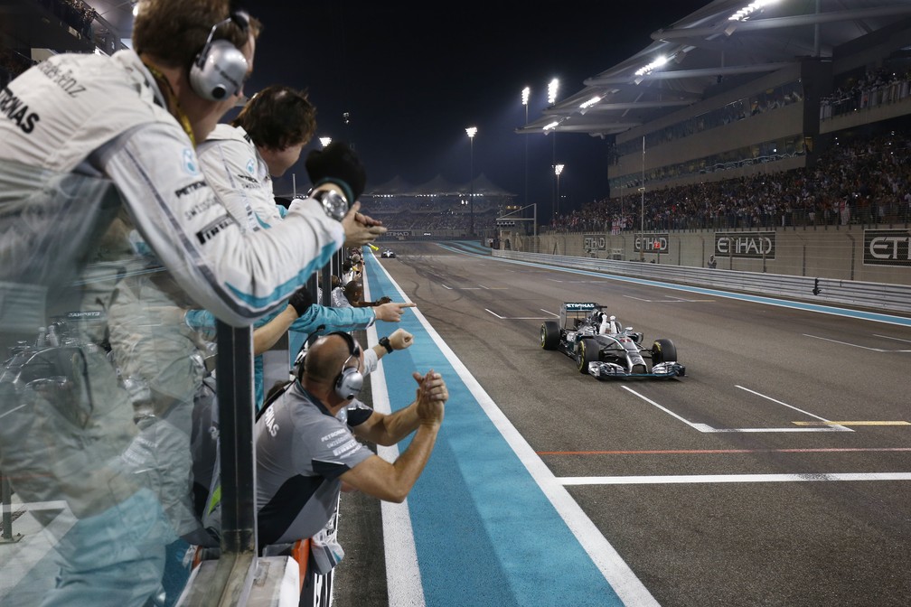 Lewis Hamilton cruza a linha de chegada para vencer em Abu Dhabi, em 2014 — Foto: Getty Images