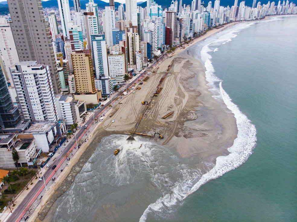 Obra em 31 de agosto: Trabalhos ocorrem na faixa de areia da Praia Central — Foto: Prefeitura de Balneário Camboriú/Divulgação