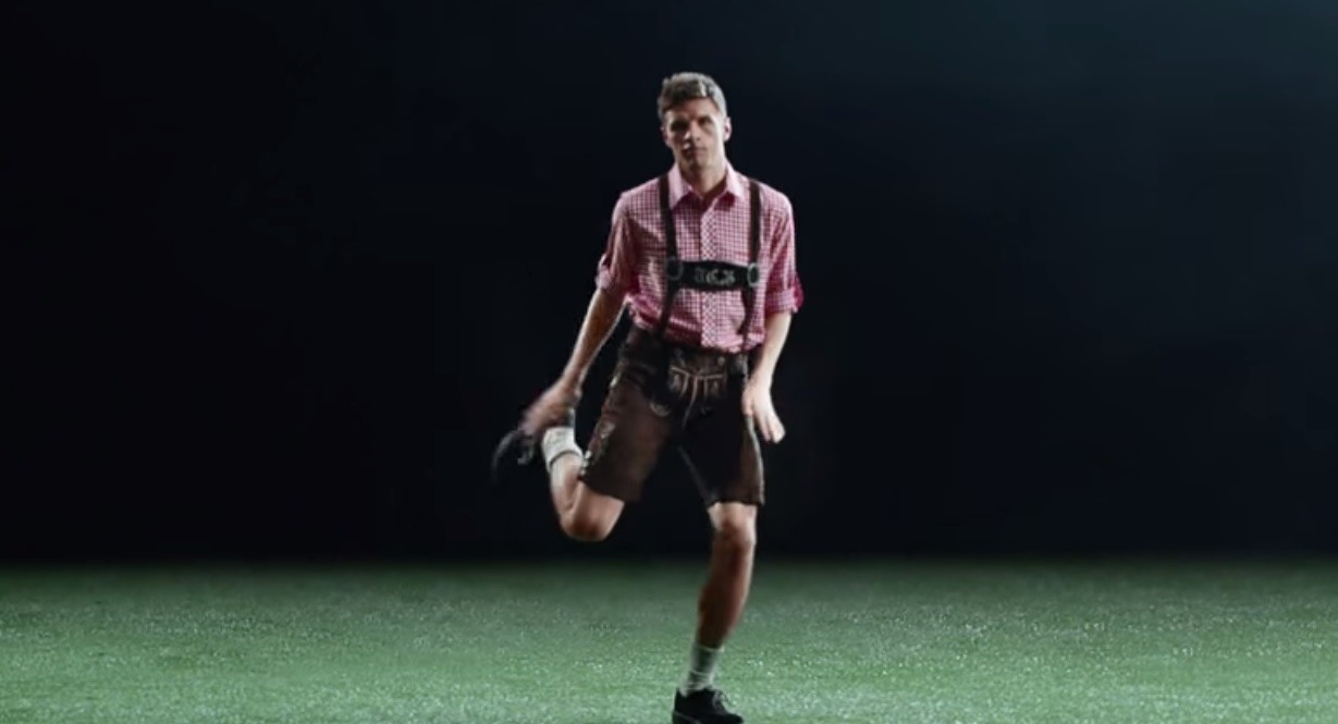 Thomas Müller em nova campanha publicitária do Bayern (Foto: reprodução)