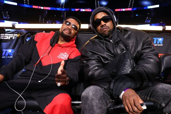 Kanye West (direita) e o rapper J. Prince em luta de boxe realizada em Atlanta (Foto: Getty Images)