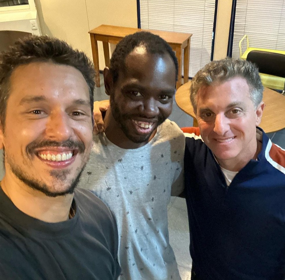 Max, entre João Vicente e Luciano Huck: ajuda — Foto: Reprodução