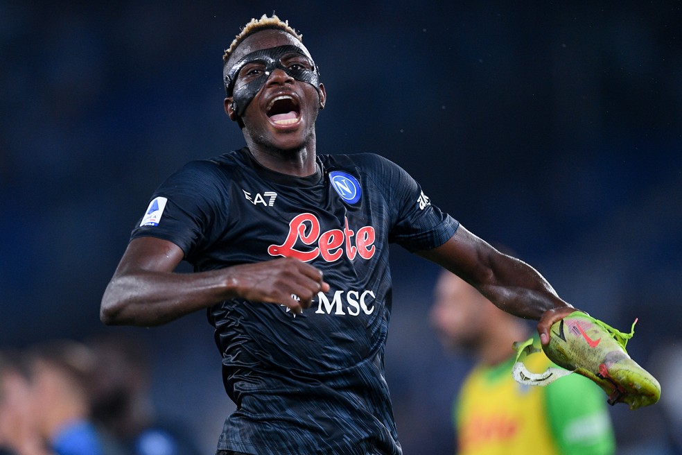Victor Osimhen, atacante do Napoli, atua com máscara desde o início de 2022 — Foto: Giuseppe Maffia/NurPhoto via Getty Images