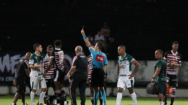 Emerson Souza, do Santa Cruz, é expulso (Santa Cruz x Sousa, no Arruda)