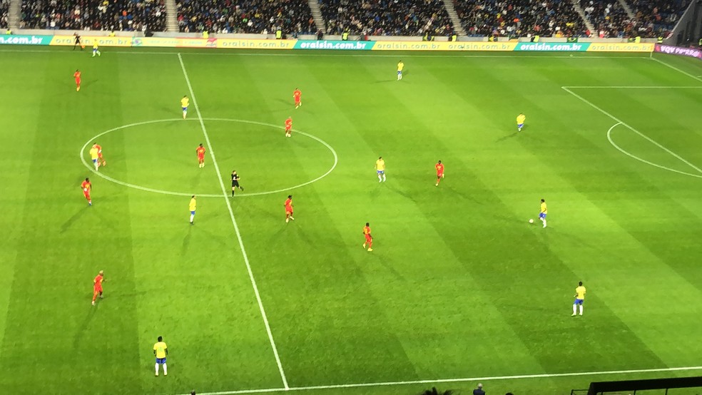 Casemiro à frente da linha de quatro defensiva e atrás do quinteto. Nas pontas, Vini Jr. de um lado e Raphinha do outro. Pelo meio, Neymar e Paquetá atrás de Richarlison  — Foto: Raphael Zarko