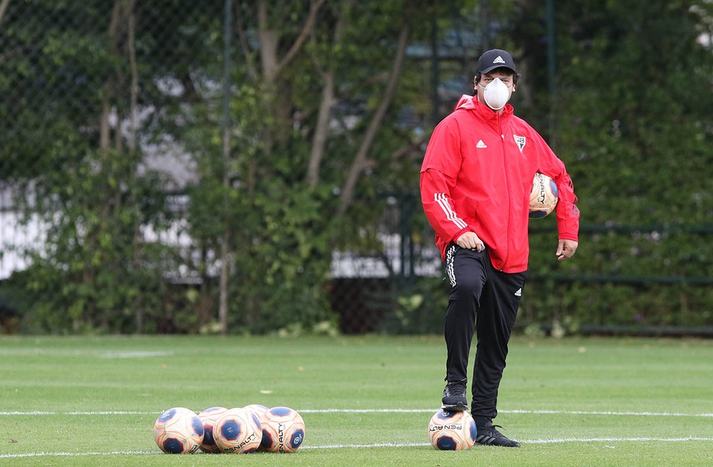 Fernando Diniz comandou de máscara o primeiro treino com bola do São Paulo — Foto: Reprodução/Twitter