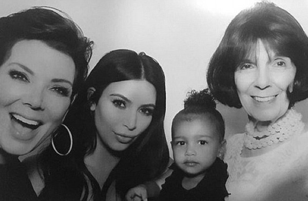 A socialite Kim Kardashian com a mãe, a filha e a avó (Foto: Instagram)
