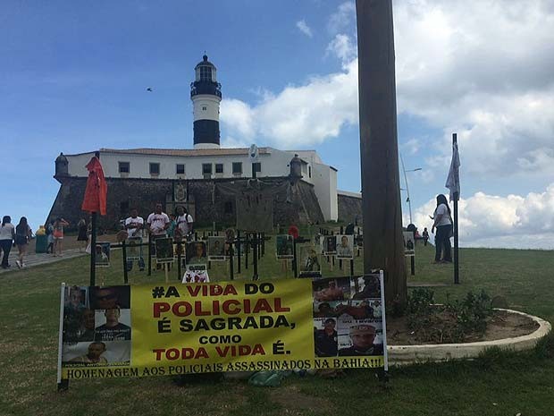 Protesto contra a morte de policiais na Bahia ocorreu em frente ao Farol da Barra, em Salvador (Foto: Glauber Souza/Arquivo Pessoal) Protesto contra a morte de policiais na Bahia ocorreu em frente ao Farol da Barra, em Salvador (Foto: Glauber Souza/Arquivo Pessoal)