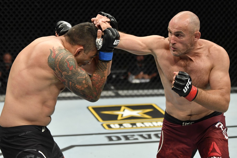 Alexey Oleinik venceu Fabrício Werdum na decisão — Foto: Getty Images