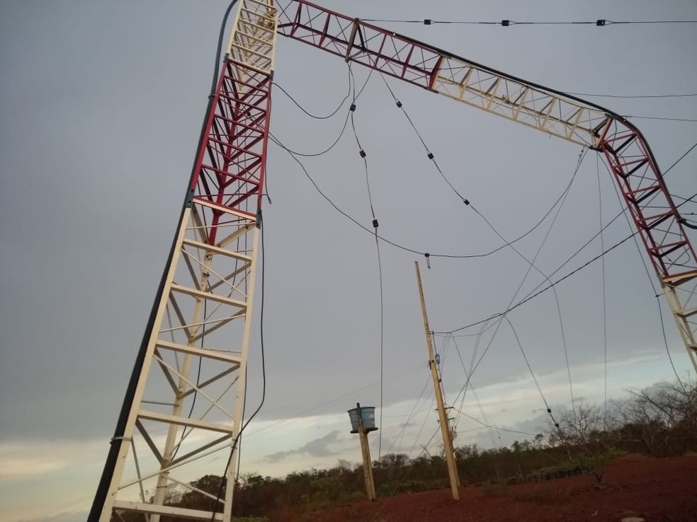Pela segunda vez, torre de rádio cai em Piracuruca — Foto: Arquivo Pessoal/Denilson Santos