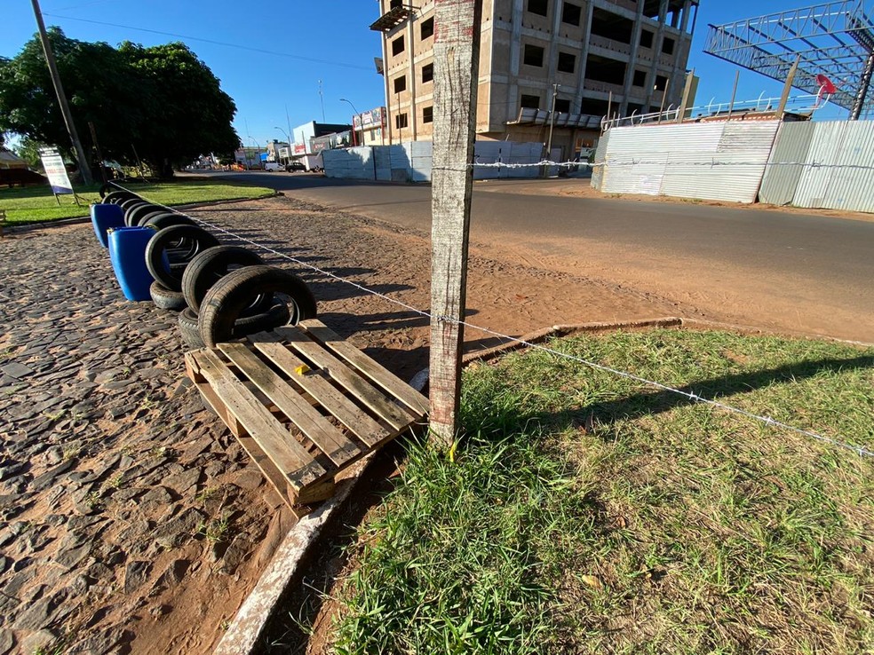 Arame em meio a pneus e tambores na fronteira Brasil - Paraguai — Foto: Martim Andrada/ TV Morena