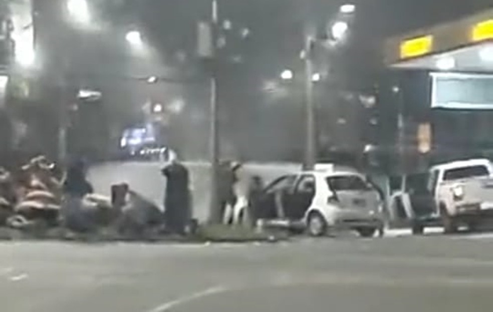 Imagens postadas nas redes sociais mostram ação de criminosos em Pouso Alegre (MG) — Foto: Reprodução/Redes Sociais