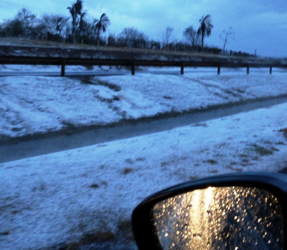 Granizo no acostamento da Rodovia Anhanguera em Pirassununga  — Foto: Redes sociais