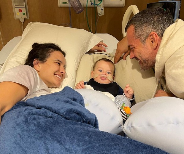 Kyra e Malvino com o filho no hospital (Foto: Instagram/Reprodução)