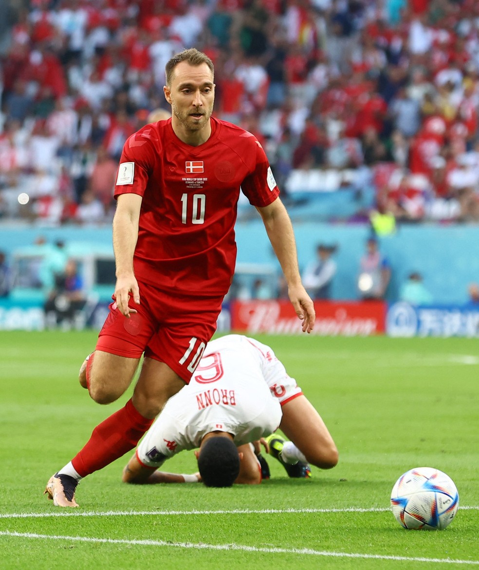 Eriksen no jogo da Dinamarca contra a Tunsia pela Copa do Mundo 2022, no Catar   Foto: REUTERS/Bernadett Szabo