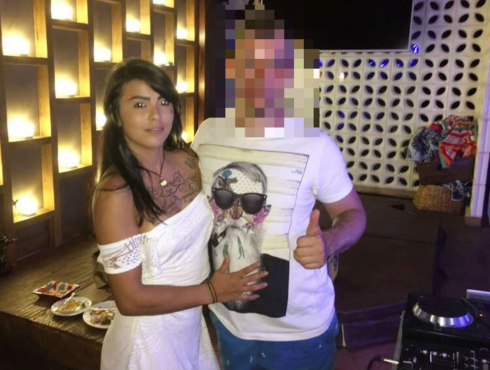 Gabrielly e o namorado na noite de ano-novo em festa em Bertioga, SP (Foto: Arquivo Pessoal)