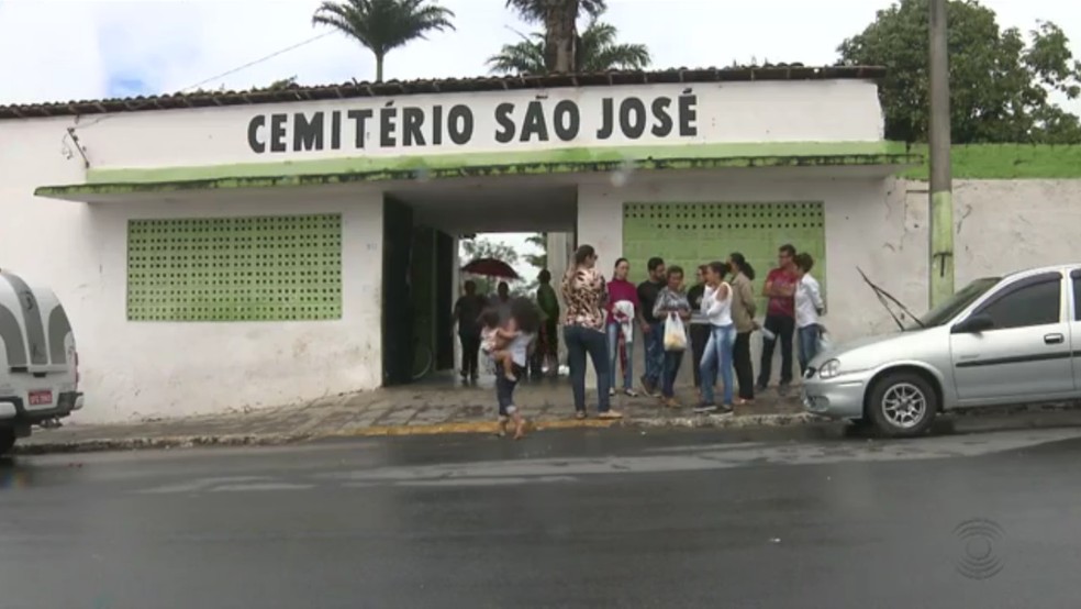 Cemitério onde recém-nascido foi encontrado dentro de saco de lixo e com corda no pescoço, em Campina Grande (Foto: Reprodução/TV Paraíba)