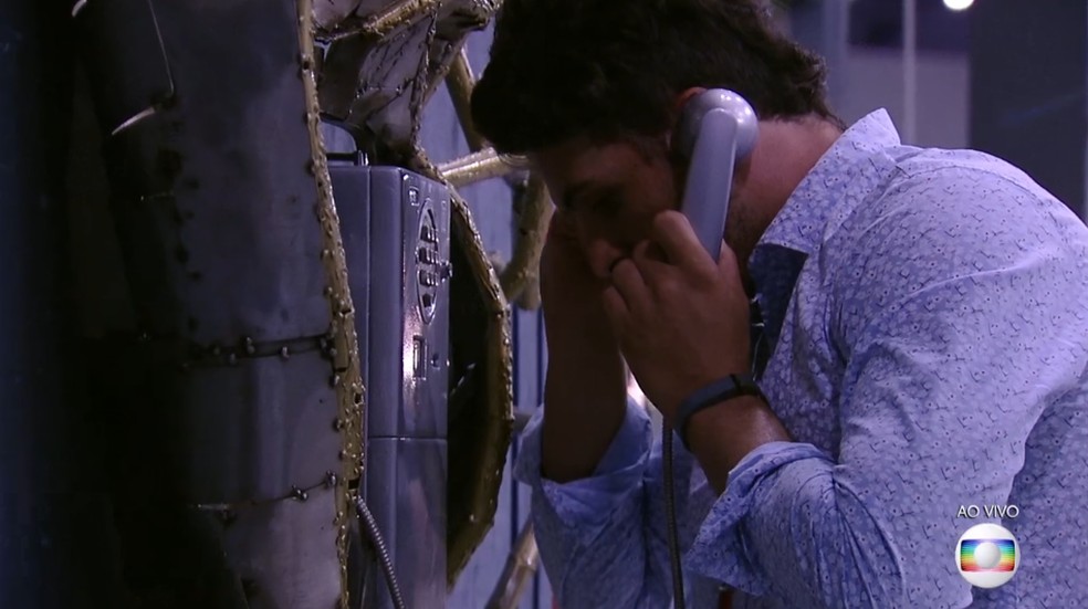 Maycon atende ao Big Fone no segundo Paredão do BBB19 — Foto: TV Globo