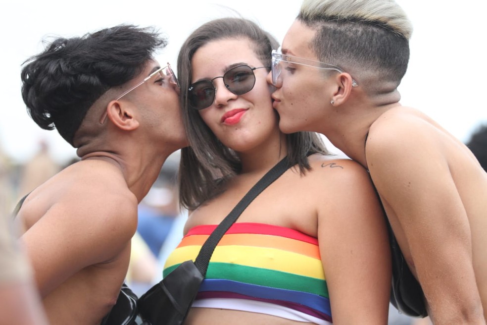 Jovens participam da Parada da Diversidade no recife, neste domingo (16) — Foto: Marlon Costa/Pernambuco Press