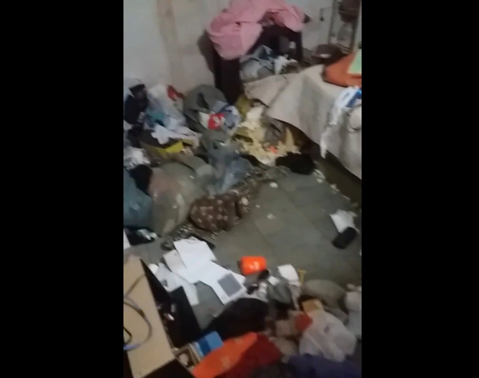 Criminosos bagunçaram a casa toda em busca de dinheiro — Foto: Reprodução/Vídeo