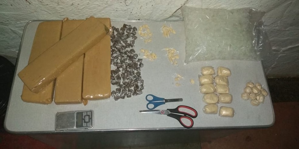 Drogas apreendidas pela polÃ­cia com a suspeita â€” Foto: PolÃ­cia Militar/DivulgaÃ§Ã£o