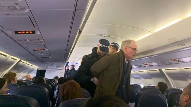 Homem é preso após protestar dentro de avião contra o aquecimento global  (Foto: @wazzas/Twitter)